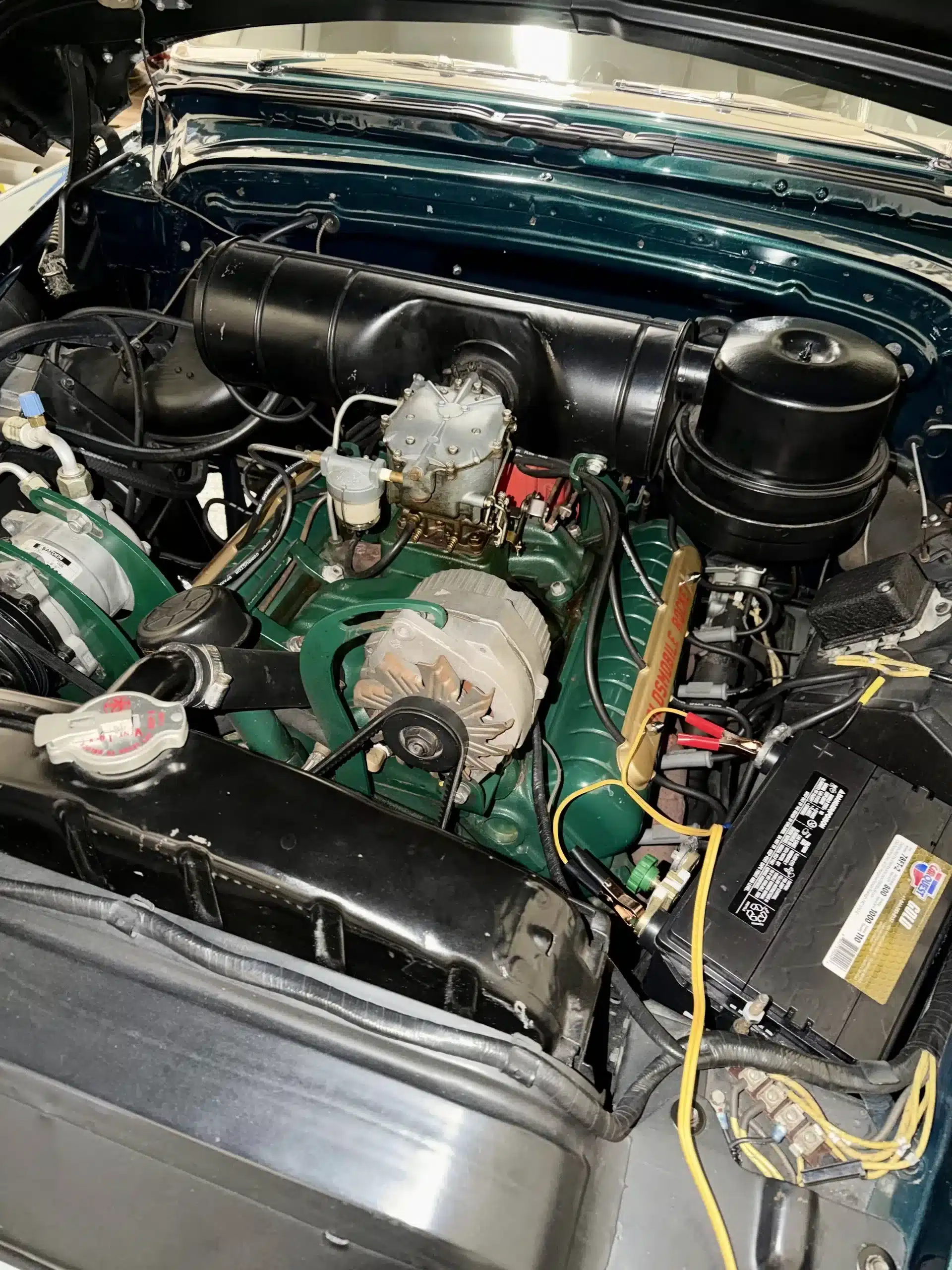 Motorraum mit Rocket V8 des Oldsmobile 88 von 1950