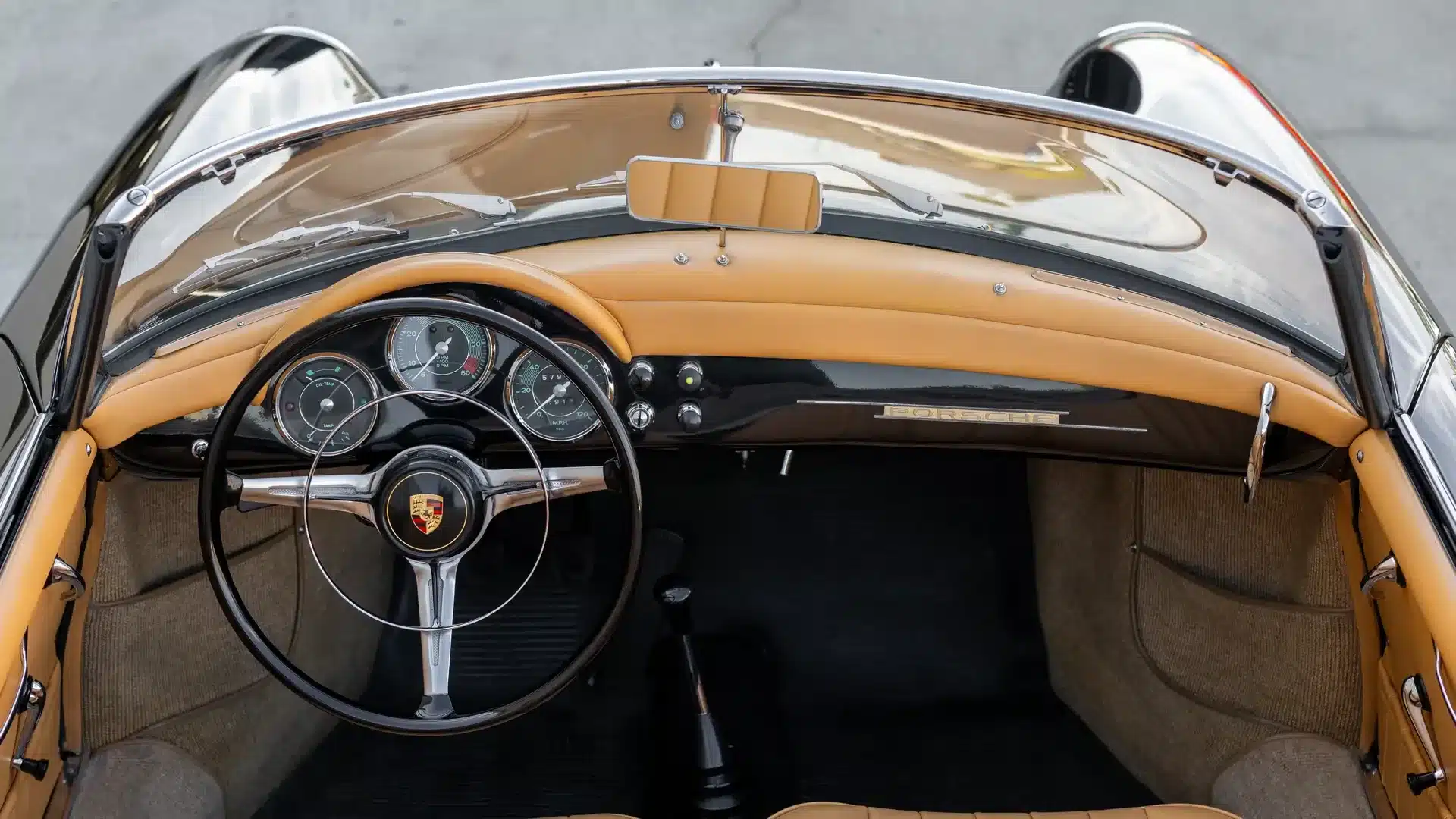 Innenansicht des Cockpits eines Porsche 356 B Super 90 Roadster von 1960 mit Lederinterieur und original Armaturen.