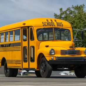 Seitenansicht eines restaurierten, gelb-schwarzen Nash Model 3248 School Bus Baujahr 1949 auf einem Parkplatz