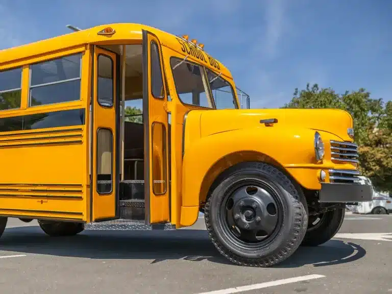 Nash Model 3248 School Bus von 1949 in gelb-schwarzer Lackierung – restaurierter amerikanischer Schulbus