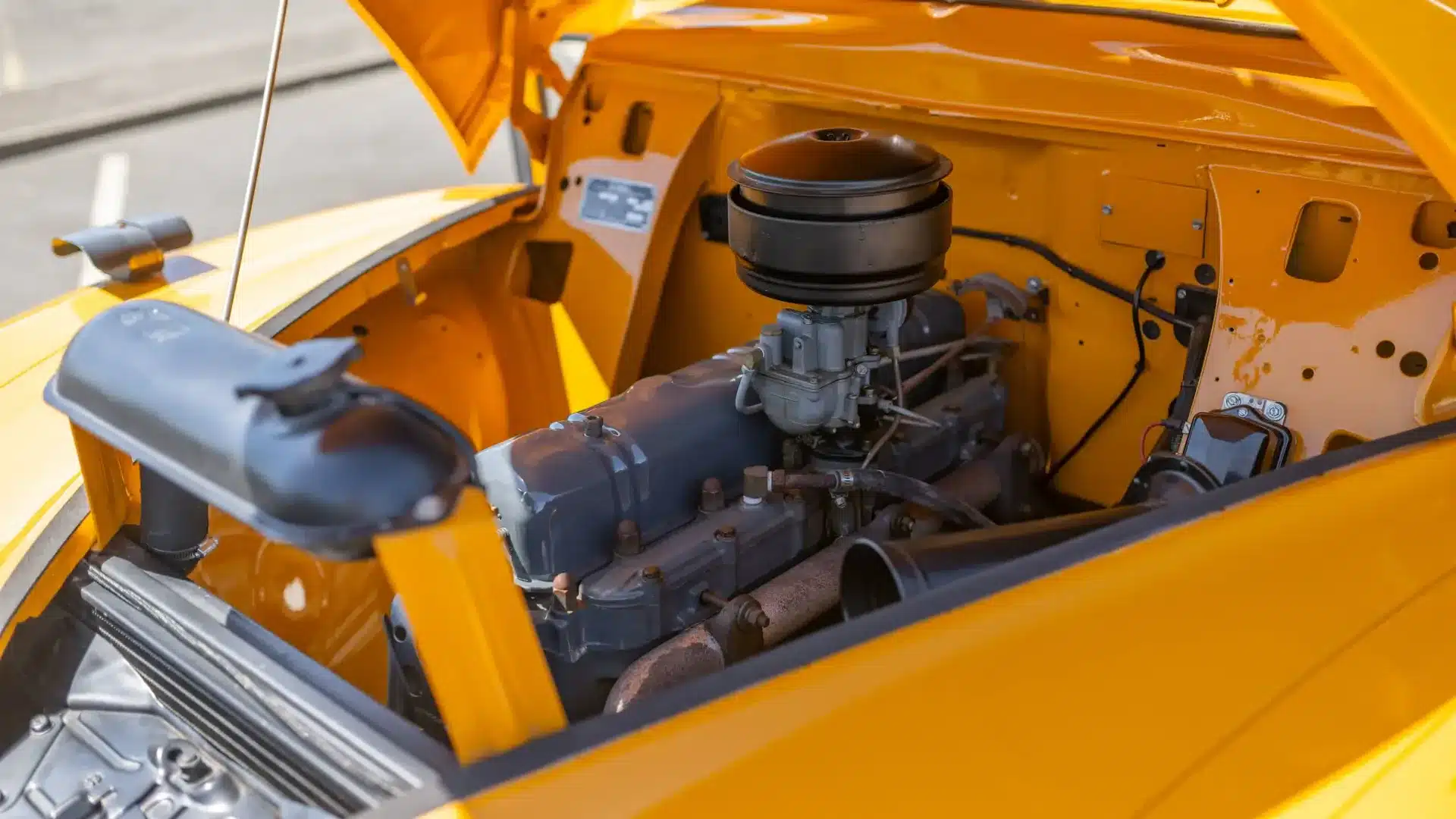 Geöffneter Motorraum mit detailliert sichtbarem Reihensechszylinder im Nash Model 3248 Schulbus von 1949