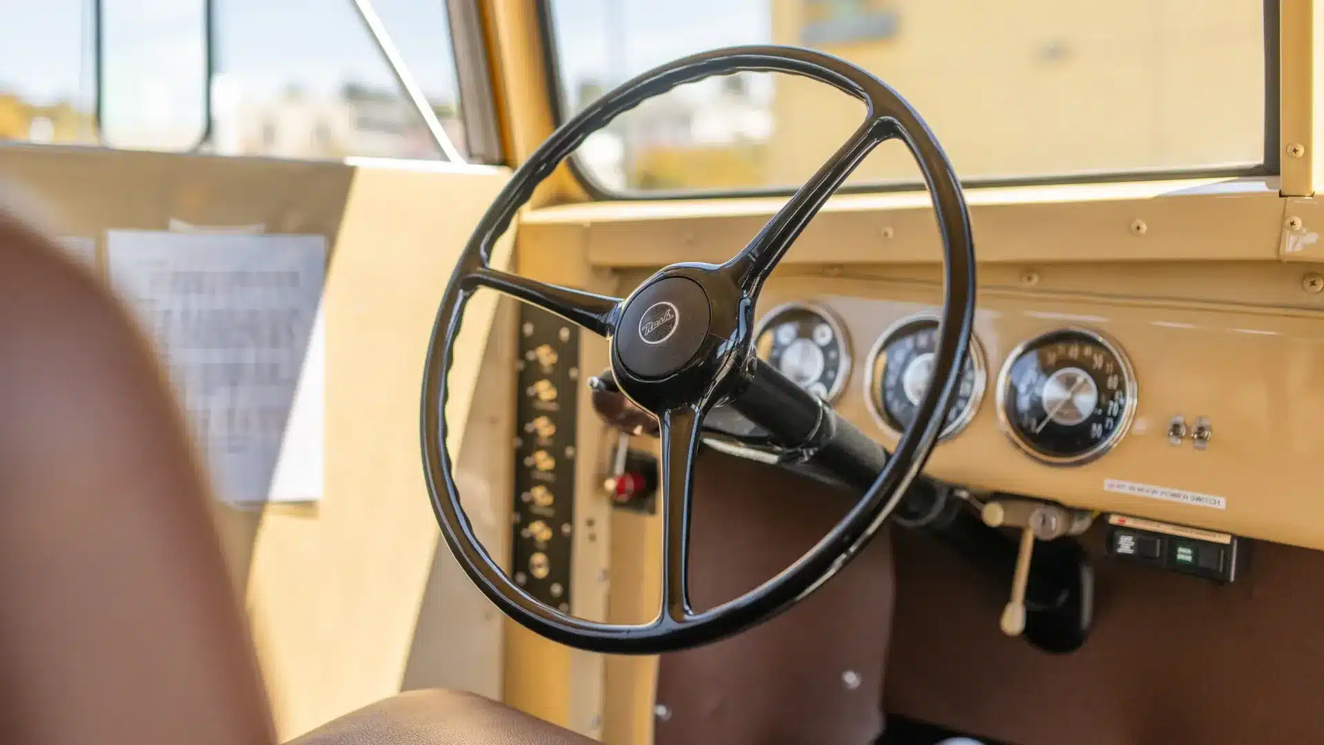 Blick auf das Armaturenbrett und Lenkrad eines Nash Model 3248 School Bus Baujahr 1949, restaurierter Innenraum.