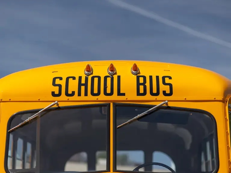 Gelber Nash Model 3248 School Bus von 1949 mit SCHOOL BUS Beschriftung auf der Frontpartie.