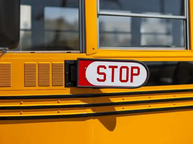 Stoppschild an einem gelb lackierten historischen Nash Model 3248 Schulbus von 1949 im Detail