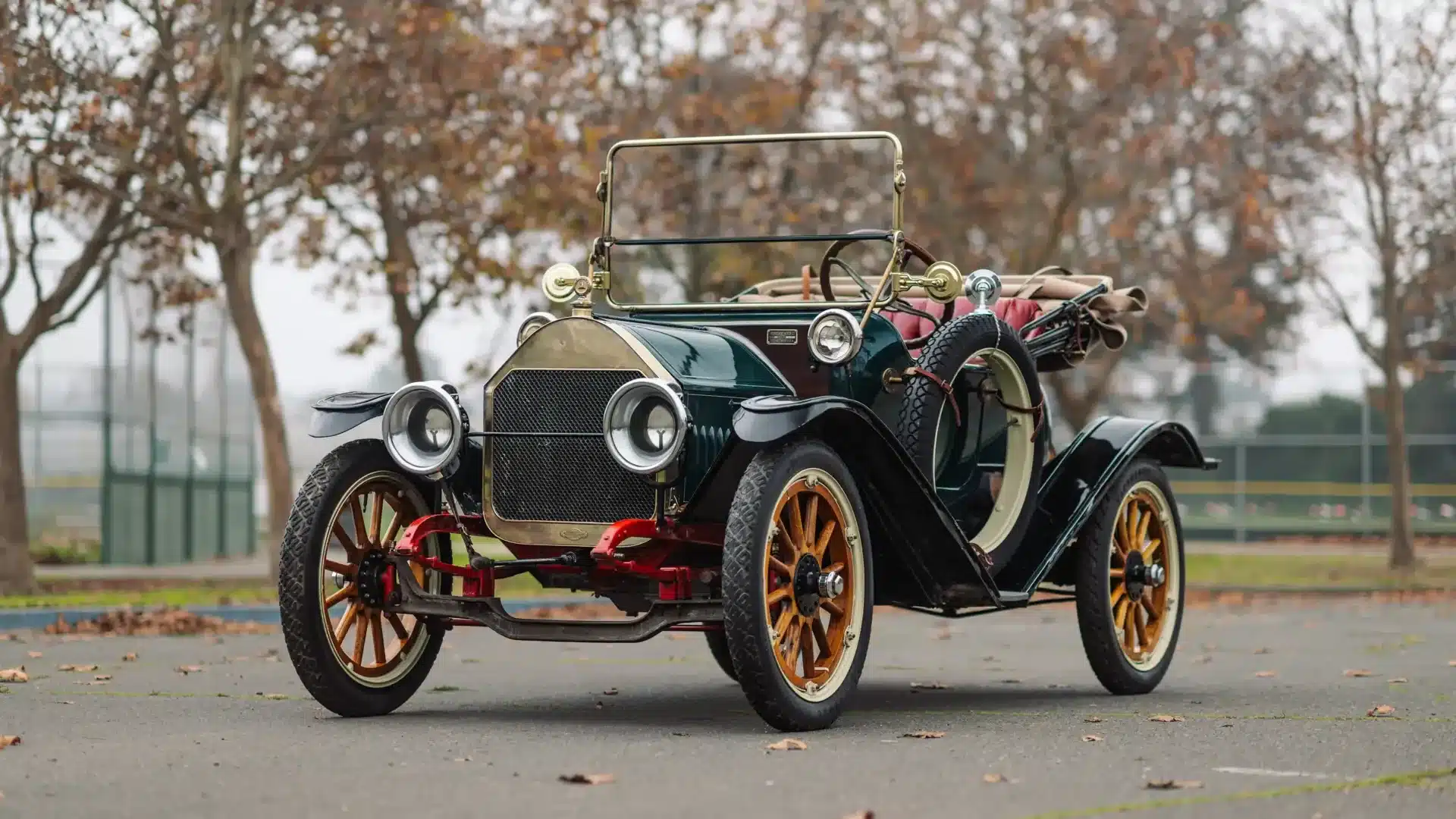 Herreshoff Model 30 Runabout Baujahr 1913, tiefgrüne Karosserie, rote Lederausstattung, aufgenommen unter freiem Himmel.