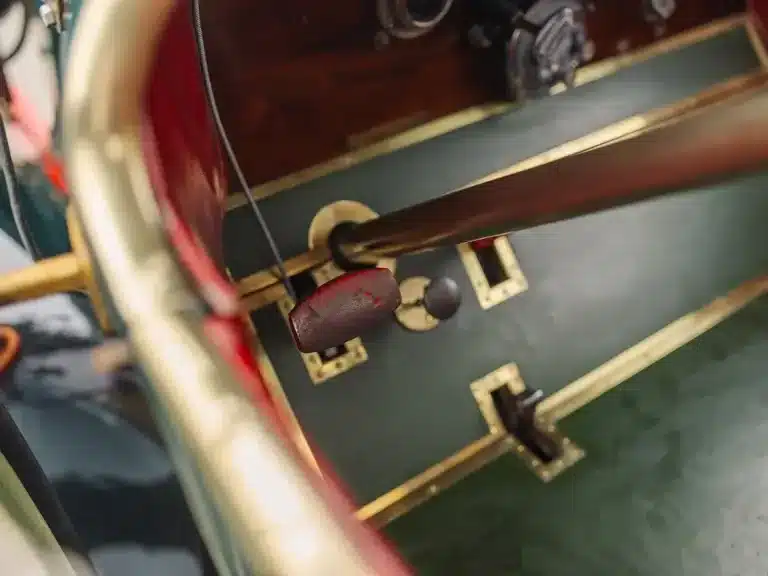 Nahaufnahme der Lenksäule und Instrumente eines Herreshoff Model 30 Runabout von 1913