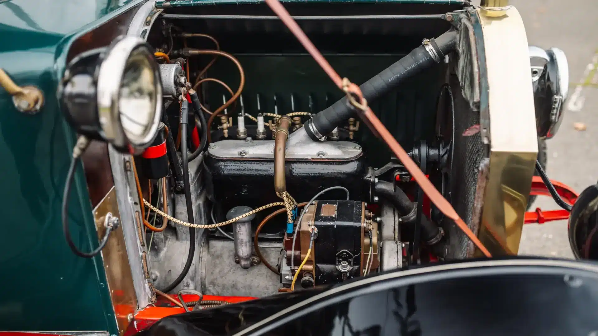 Motorraum des Herreshoff Model 30 Runabout von 1913 mit Vierzylindermotor und historischen Komponenten.