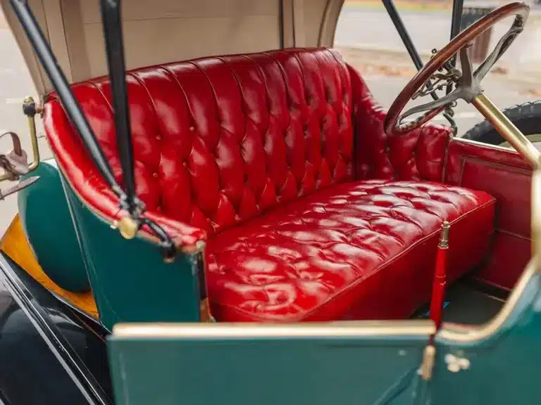 Rote Ledersitzbank eines historischen Herreshoff Model 30 Runabout, Baujahr 1913, im Detail