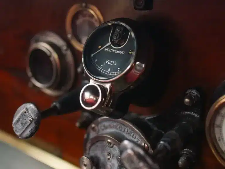 Voltmeter und Vintage-Armaturen im Herreshoff Model 30 Runabout von 1913