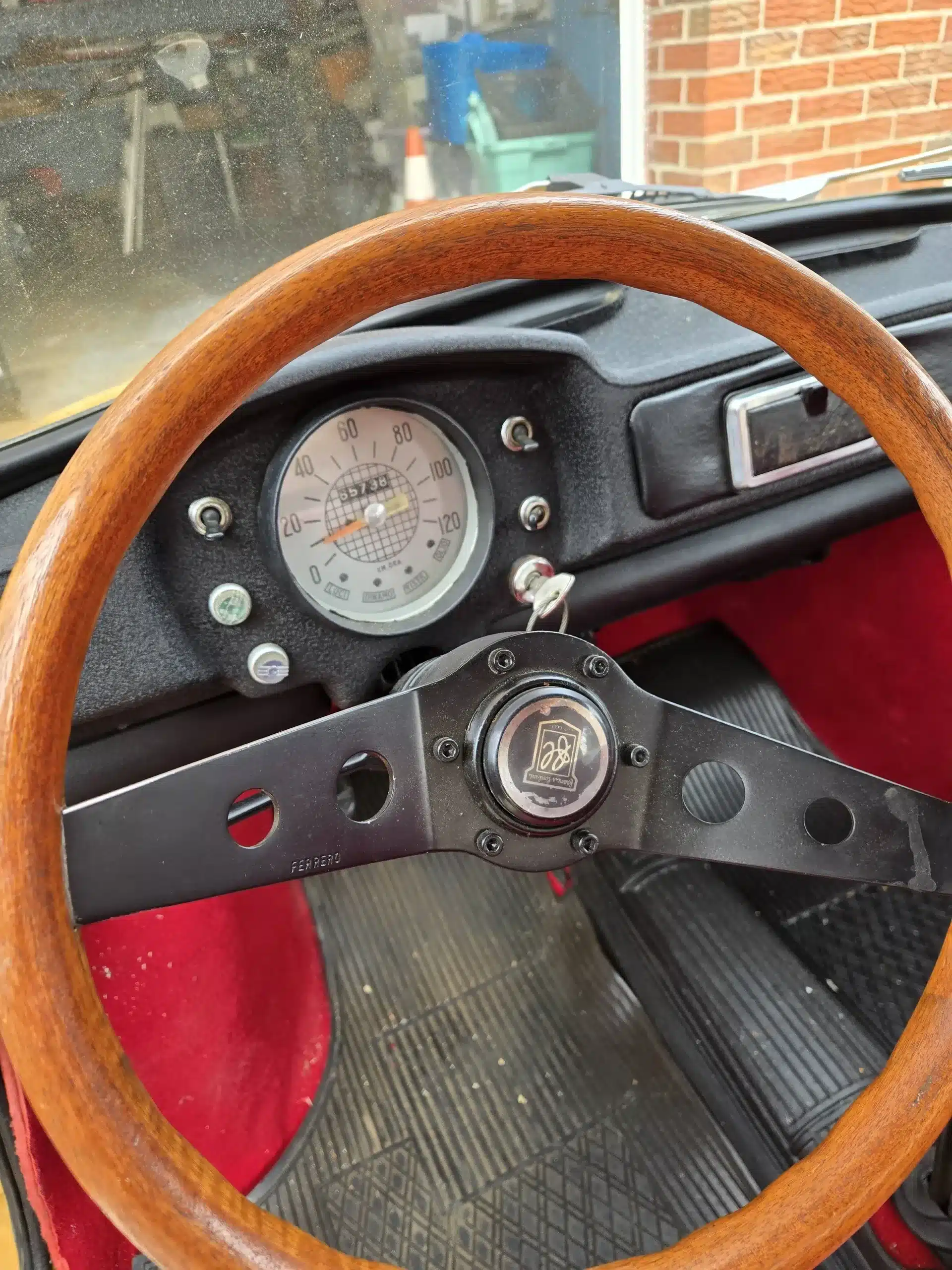 Lenkrad und Tachometer eines Fiat 500 von 1969, Innenraumansicht