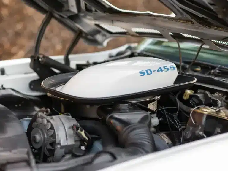Detailaufnahme des SD-455 Motors im Pontiac Trans Am von 1974 mit geöffneter Haube.