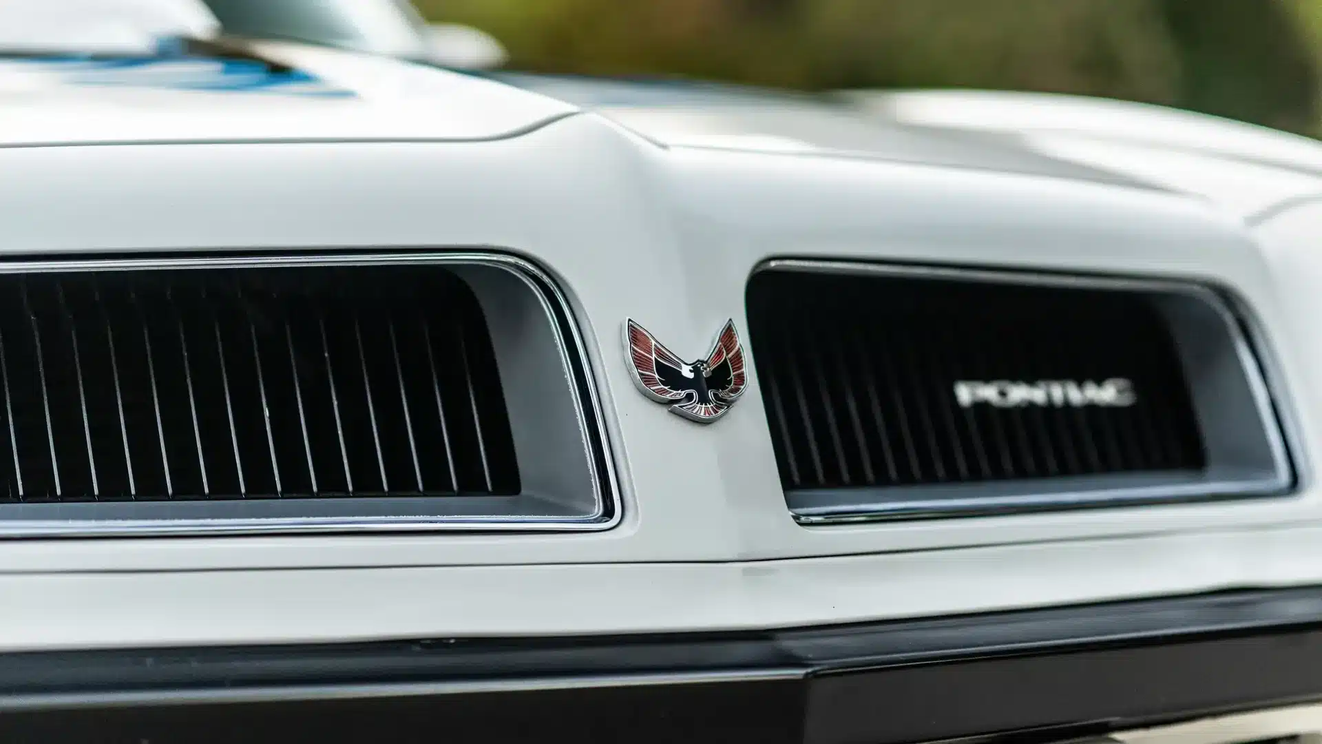 Frontgrill und Firebird-Emblem eines weißen Pontiac Trans Am SD-455 von 1974