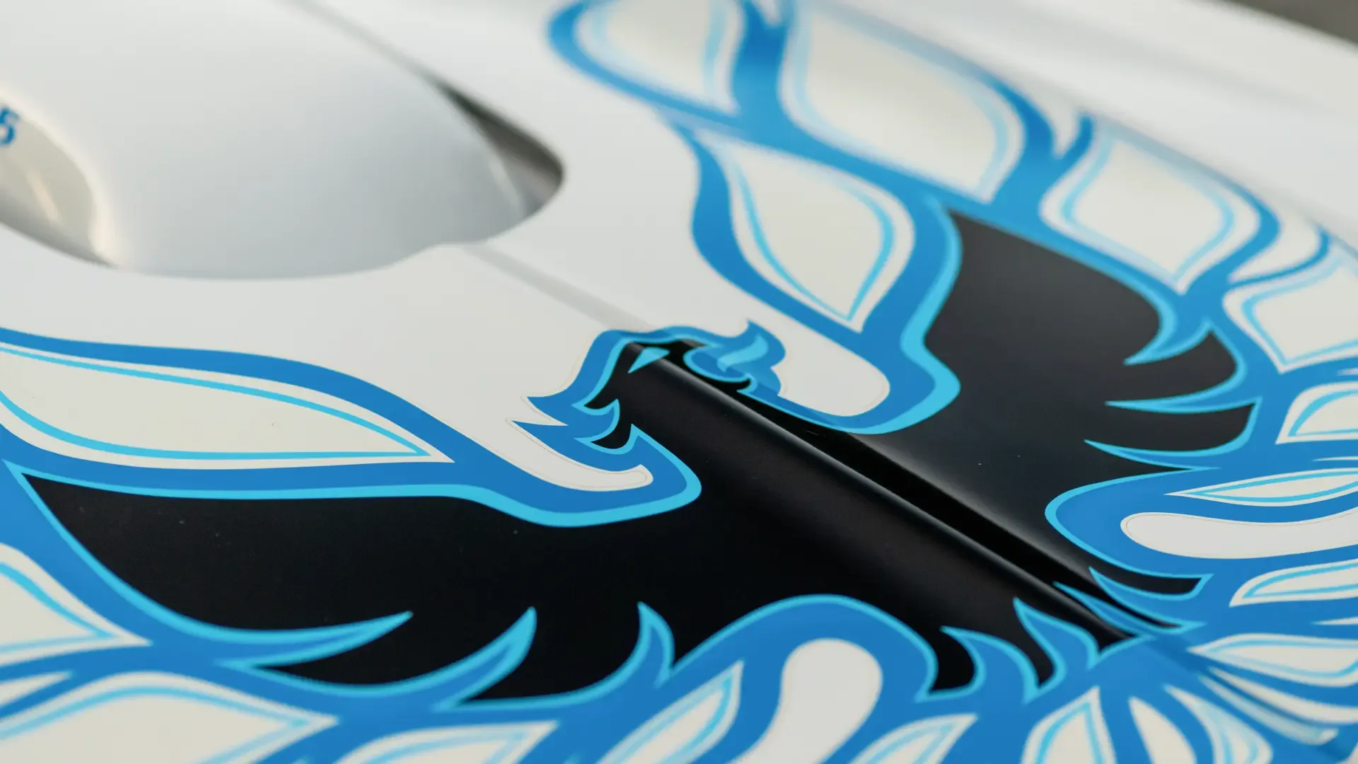 Detailansicht der blauen „Screaming Chicken“-Motorhaubengrafik eines 1974 Pontiac Trans Am SD-455.