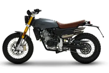 Fantic Caballero 125 Deluxe in Seitenansicht mit schiefergrauem Tank, brauner Sitzbank und markanter Scrambler-Optik