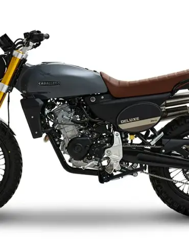 Fantic Caballero 125 Deluxe in Seitenansicht mit schiefergrauem Tank, brauner Sitzbank und markanter Scrambler-Optik