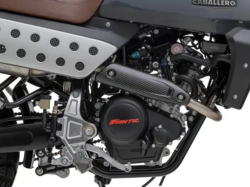 Nahaufnahme des Motors und Teile des Rahmens der Fantic Caballero 125 Deluxe