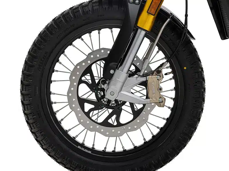 Vorderrad der Fantic Caballero 125 Deluxe mit Stollenreifen, Bremsscheibe und Upside-down-Gabel