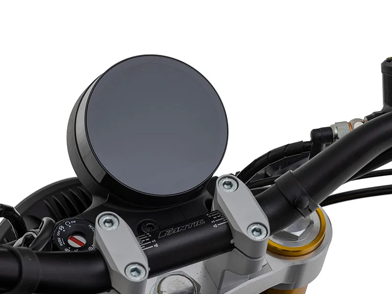 Detailaufnahme des Cockpits mit rundem Instrument und Lenker der Fantic Caballero 125 Deluxe