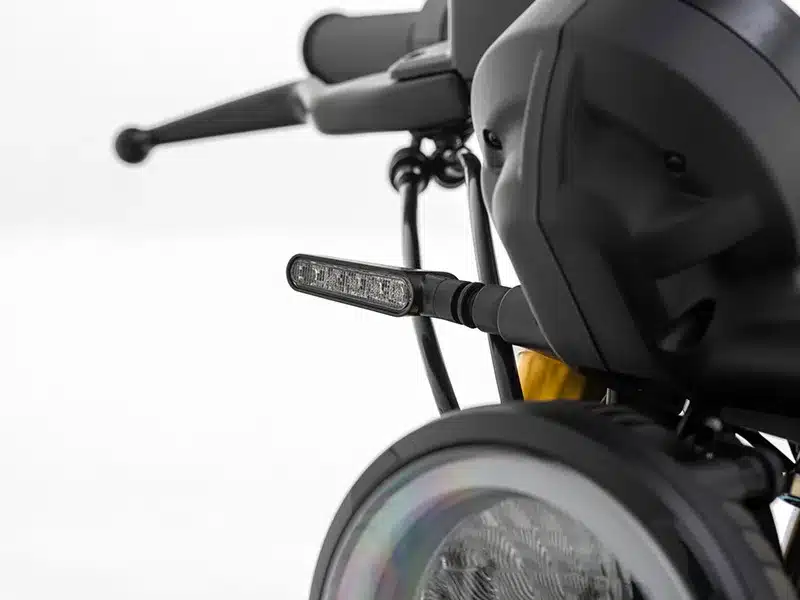 Detailaufnahme des LED-Blinkers und Frontscheinwerfers der Fantic Caballero 125