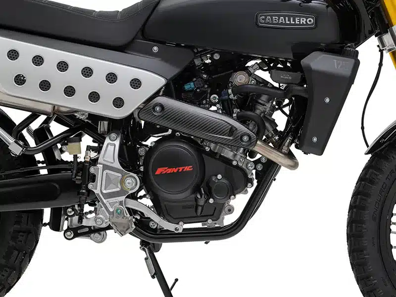 Detailfoto vom Motorbereich und Auspuff der Fantic Caballero 125 Scrambler.
