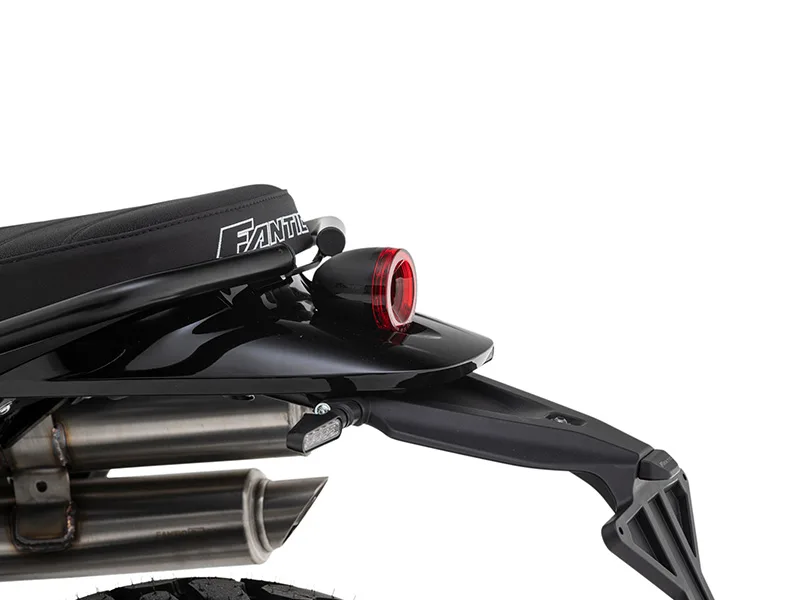 Heckansicht der Fantic Caballero 125 mit sichtbarem Doppelauspuff und LED-Rücklicht.