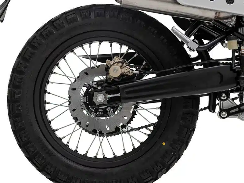 Hinterrad mit Bremsscheibe und Stahlschwinge der Fantic Caballero 125