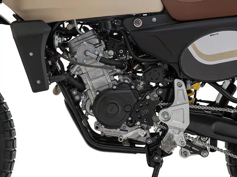 Detailansicht des Motors und Rahmens der Fantic Caballero 125 Rally.