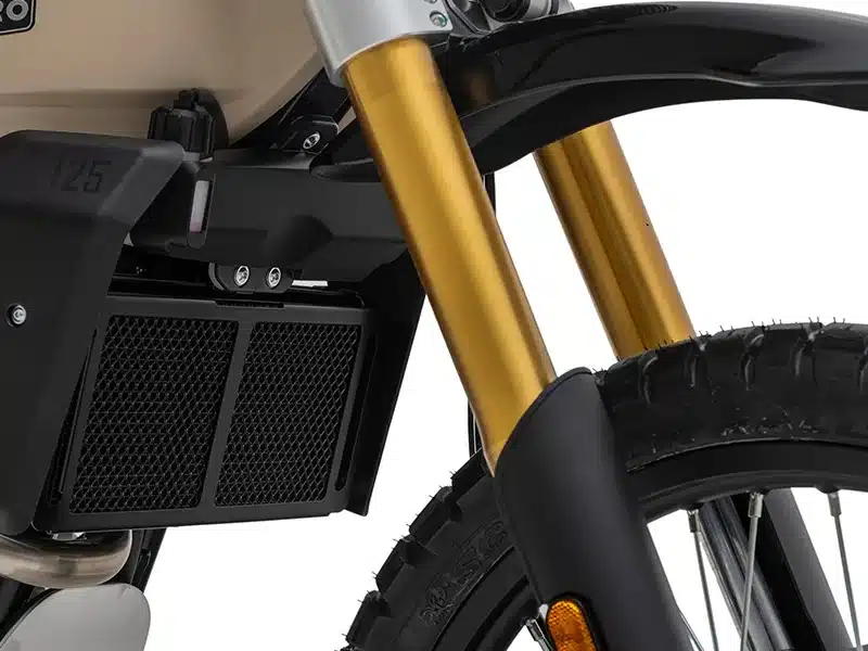 Goldene Upside-Down-Gabel, Motorschutz und Kühler der Fantic Caballero 125 Rally - Nahaufnahme