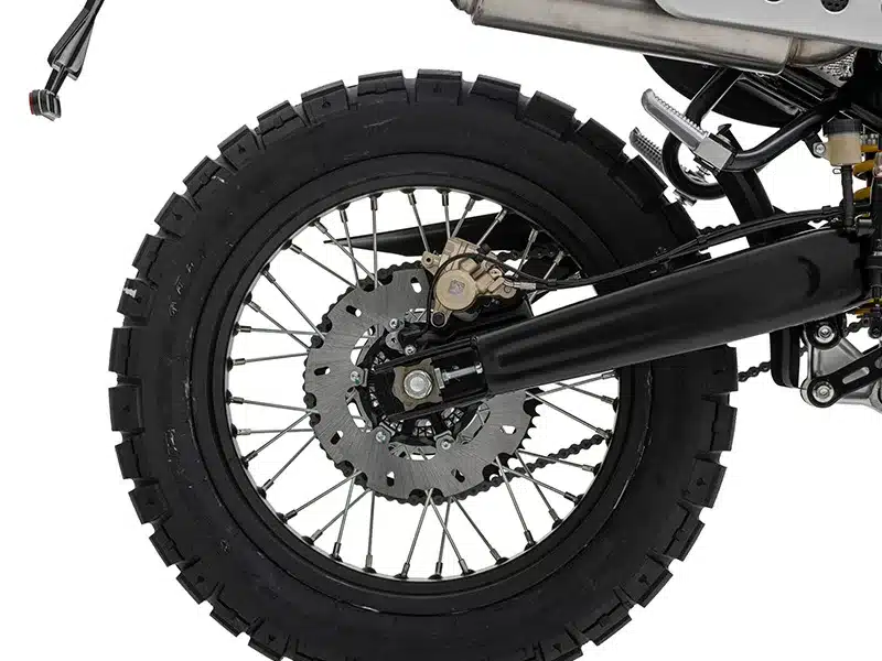 Hinterrad mit Stollenreifen und Scheibenbremse der Fantic Caballero 125 Rally
