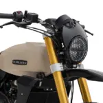 Frontdetail der Fantic Caballero 125 Rally mit goldener Gabel und Lampengitter