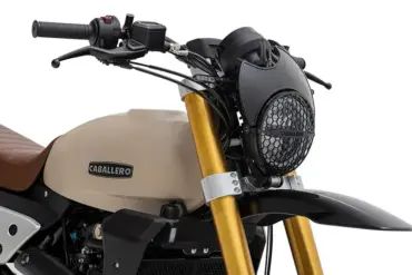 Frontdetail der Fantic Caballero 125 Rally mit goldener Gabel und Lampengitter