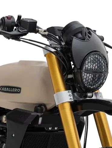 Frontdetail der Fantic Caballero 125 Rally mit goldener Gabel und Lampengitter