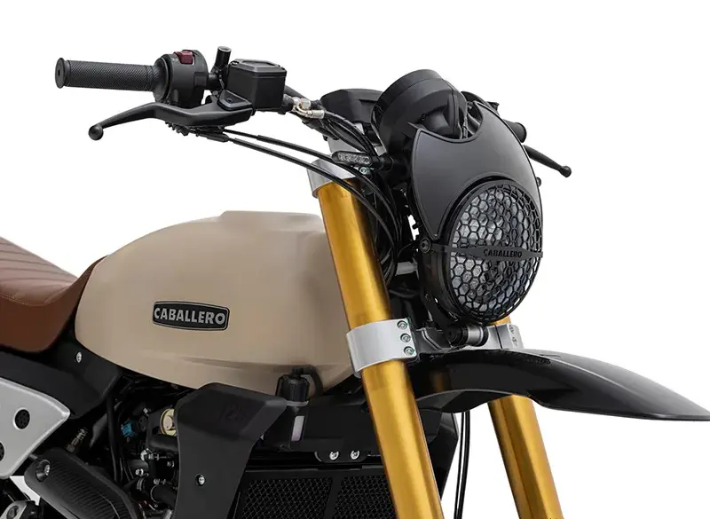 Frontdetail der Fantic Caballero 125 Rally mit goldener Gabel und Lampengitter
