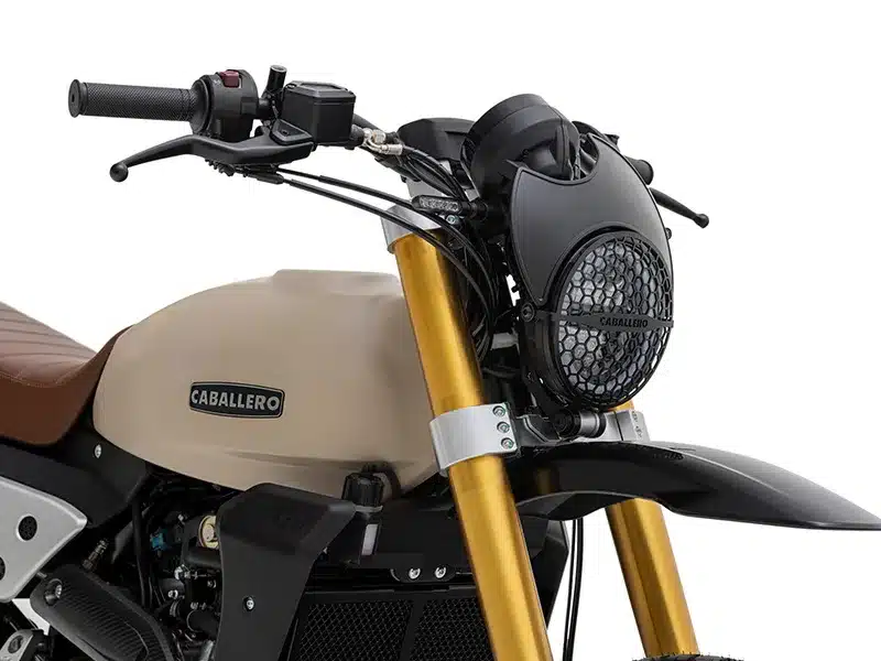 Frontdetail der Fantic Caballero 125 Rally mit goldener Gabel und Lampengitter