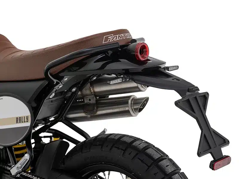 Detailansicht des Hecks der Fantic Caballero 125 Rally mit Auspuff, Sitzbank und Rücklicht