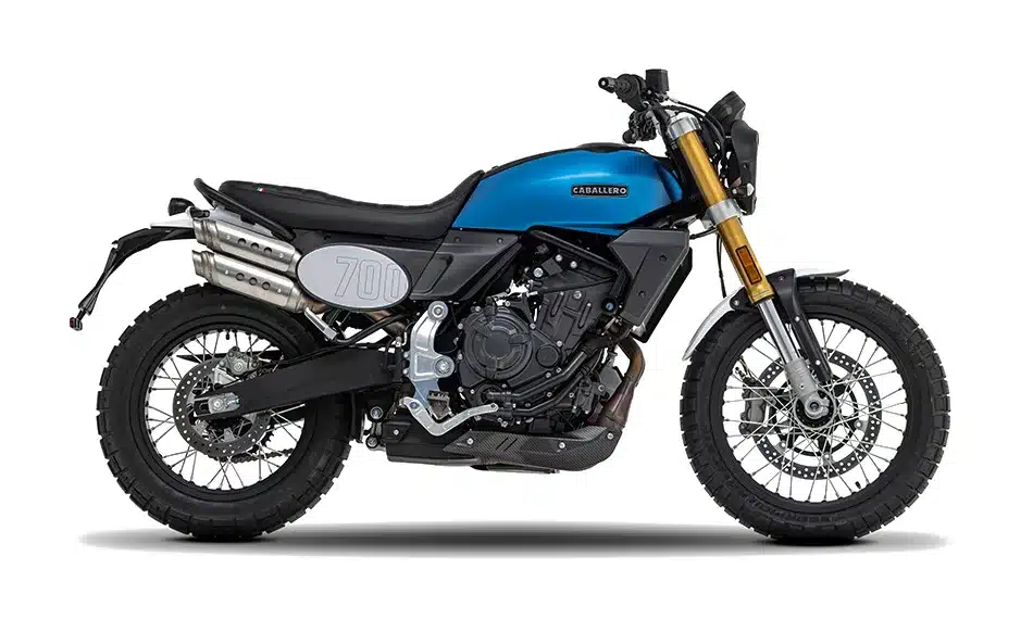 Fantic Caballero 700 in mattem Metallic-Blau, Seitenansicht, Scrambler mit markanten Designdetails