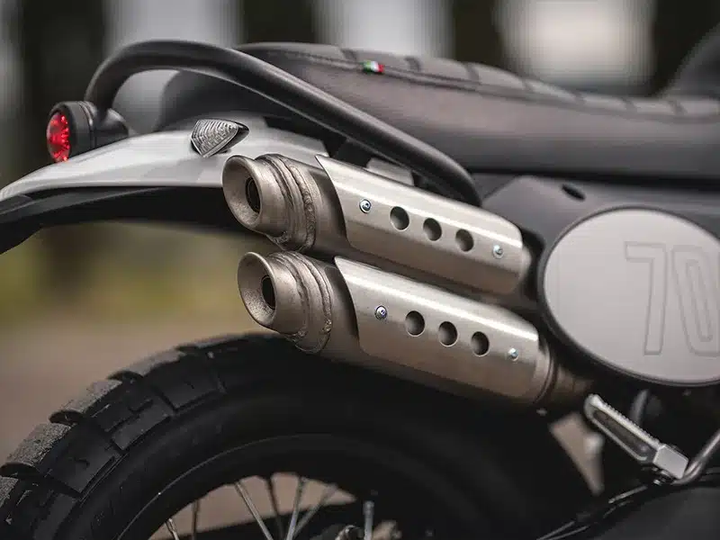 Nahaufnahme der Doppelauspuffanlage an der Fantic Caballero 700 Scrambler