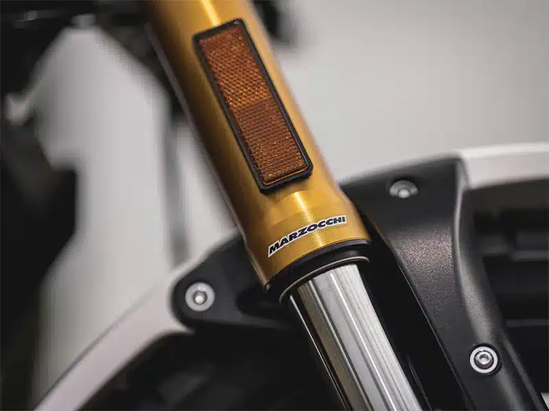 Goldene Marzocchi-Upside-down-Gabel mit Reflektor an der Fantic Caballero 700