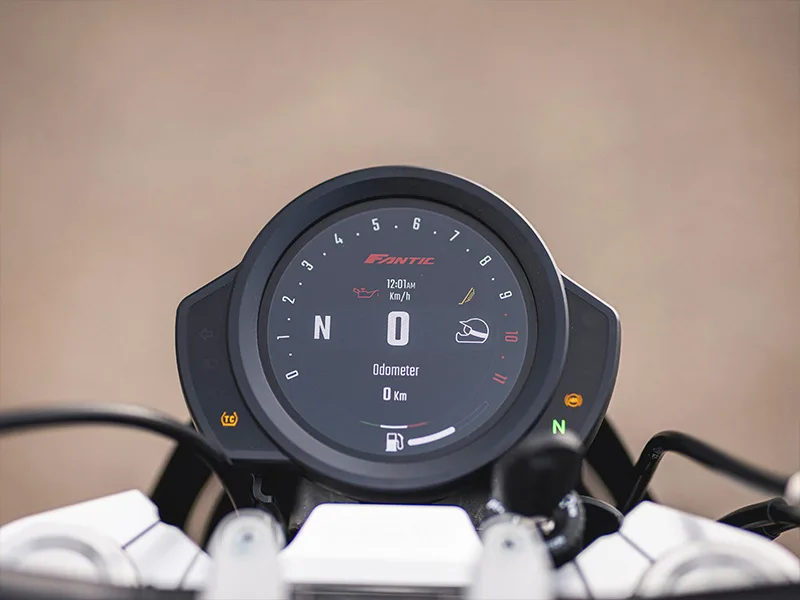 Detailaufnahme des runden TFT-Displays der Fantic Caballero 700 mit digitaler Anzeige und Symbolen.