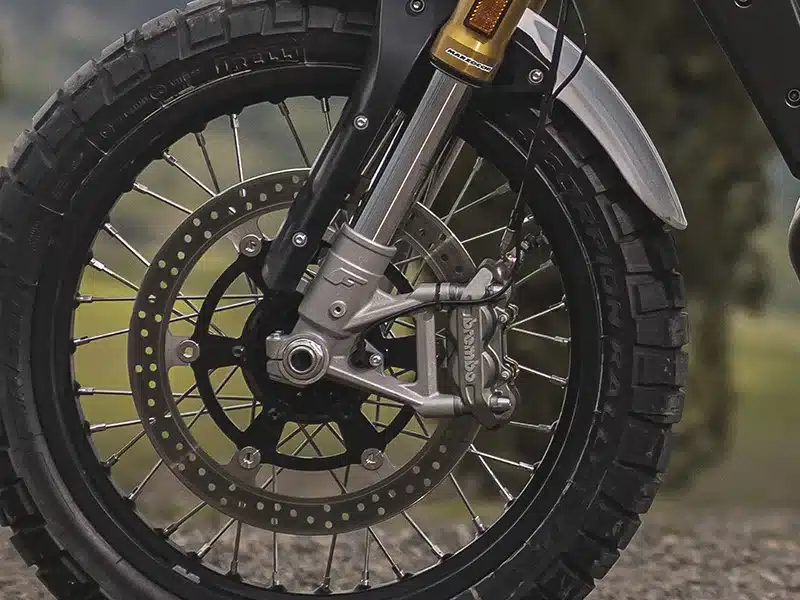 Vorderes Speichenrad und Brembo-Bremsanlage der Fantic Caballero 700 im Detail