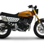 Seitenansicht der Fantic Caballero Deluxe 500, urbanes Scrambler-Motorrad mit goldener Lackierung und Offroad-Elementen.