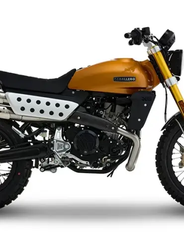 Seitenansicht der Fantic Caballero Deluxe 500, urbanes Scrambler-Motorrad mit goldener Lackierung und Offroad-Elementen.