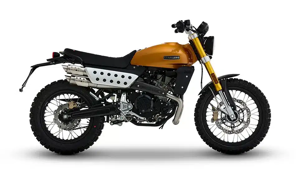 Seitenansicht der Fantic Caballero Deluxe 500, urbanes Scrambler-Motorrad mit goldener Lackierung und Offroad-Elementen.