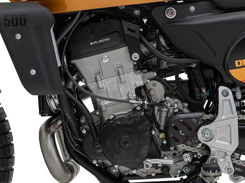 Nahaufnahme vom Motor der Fantic Caballero Deluxe 500 mit sichtbaren Motorteilen und Bauteilen.