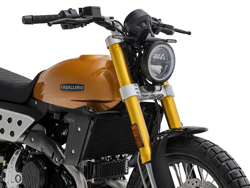 Goldene Fantic Caballero Deluxe 500 Motorrad-Front, Upside-down-Gabel, Rundscheinwerfer und Scrambler-Elemente