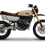 Fantic Caballero Rally 500 Motorrad in Seitenansicht, beige Lackierung, große Stollenreifen, hohe Bodenfreiheit und markante Geländeteile.