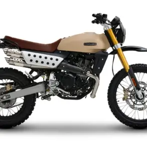 Fantic Caballero Rally 500 Motorrad in Seitenansicht, beige Lackierung, große Stollenreifen, hohe Bodenfreiheit und markante Geländeteile.