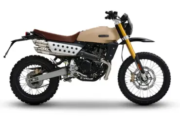 Fantic Caballero Rally 500 Motorrad in Seitenansicht, beige Lackierung, große Stollenreifen, hohe Bodenfreiheit und markante Geländeteile.