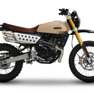 Fantic Caballero Rally 500 Motorrad in Seitenansicht, beige Lackierung, große Stollenreifen, hohe Bodenfreiheit und markante Geländeteile.