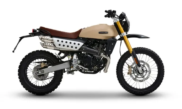 Fantic Caballero Rally 500 Motorrad in Seitenansicht, beige Lackierung, große Stollenreifen, hohe Bodenfreiheit und markante Geländeteile.